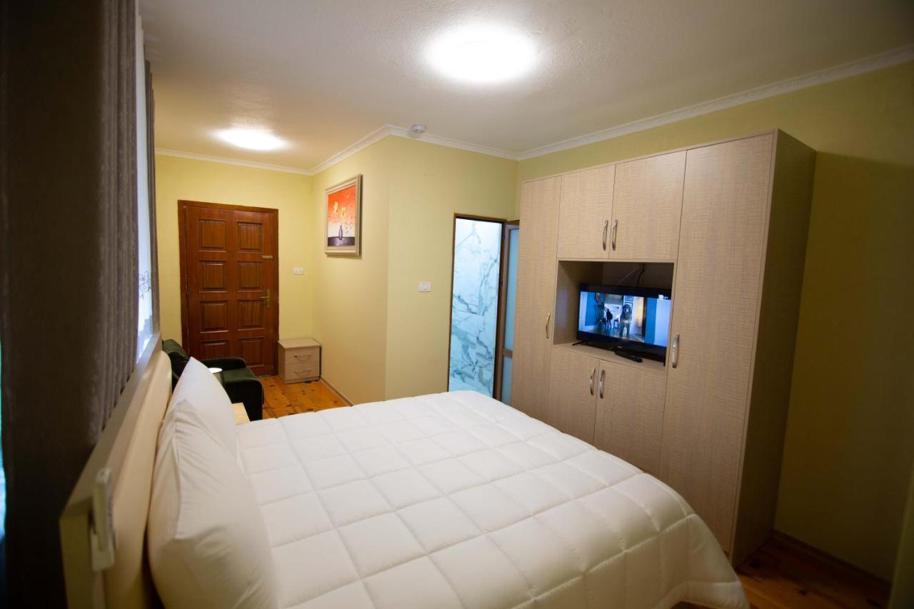Vila Lika Hotel Korce Exterior photo