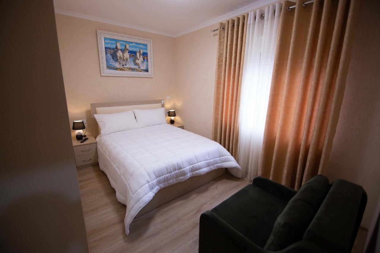Vila Lika Hotel Korce Exterior photo