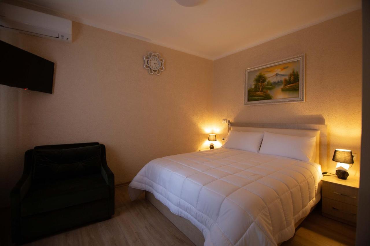Vila Lika Hotel Korce Exterior photo