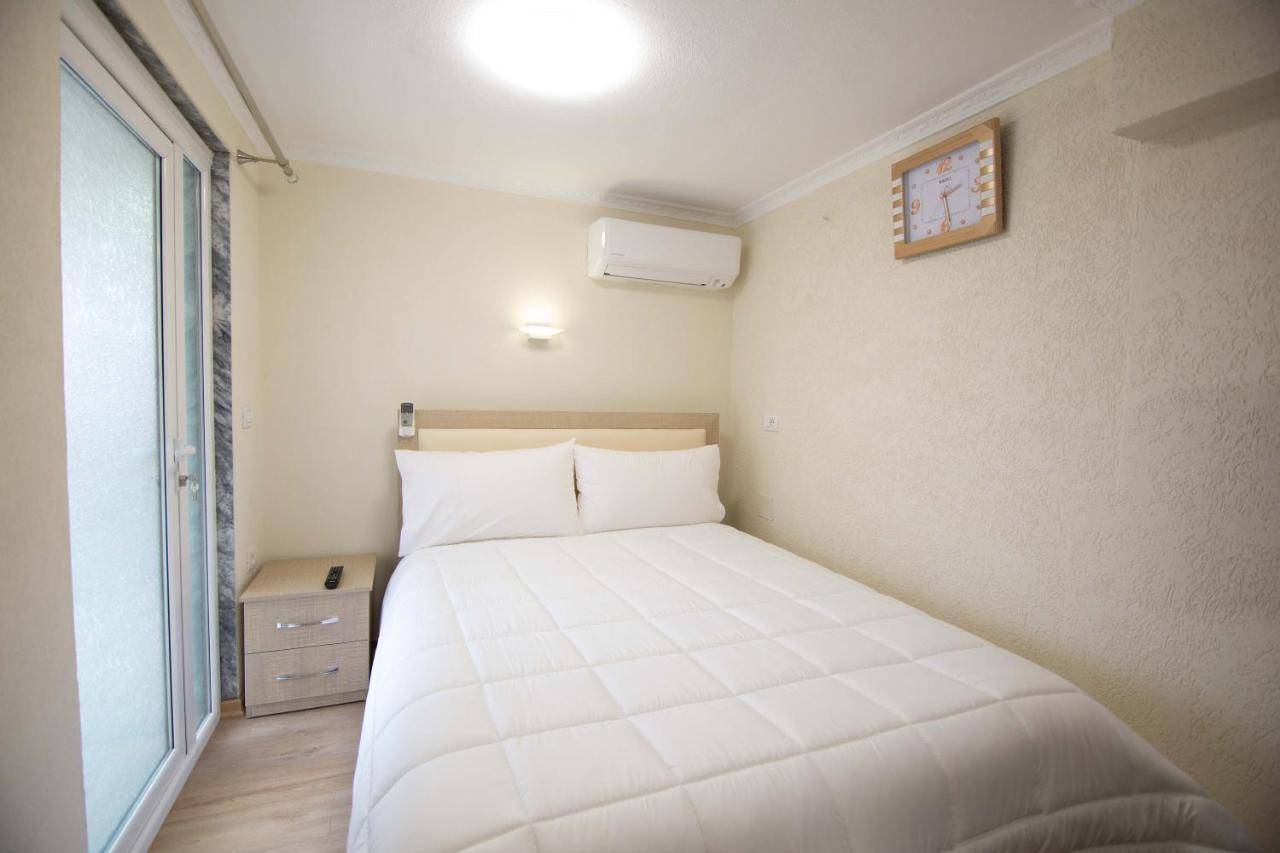 Vila Lika Hotel Korce Exterior photo
