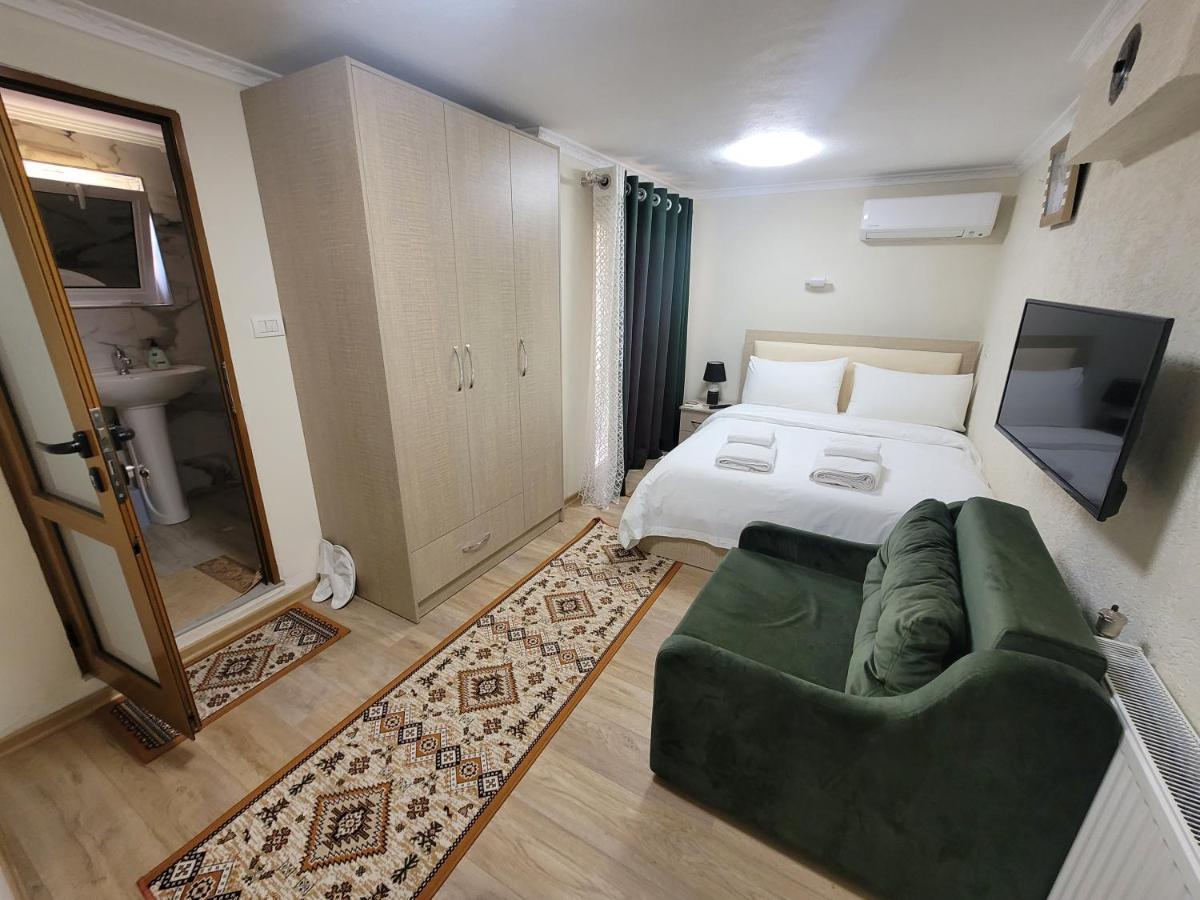 Vila Lika Hotel Korce Exterior photo